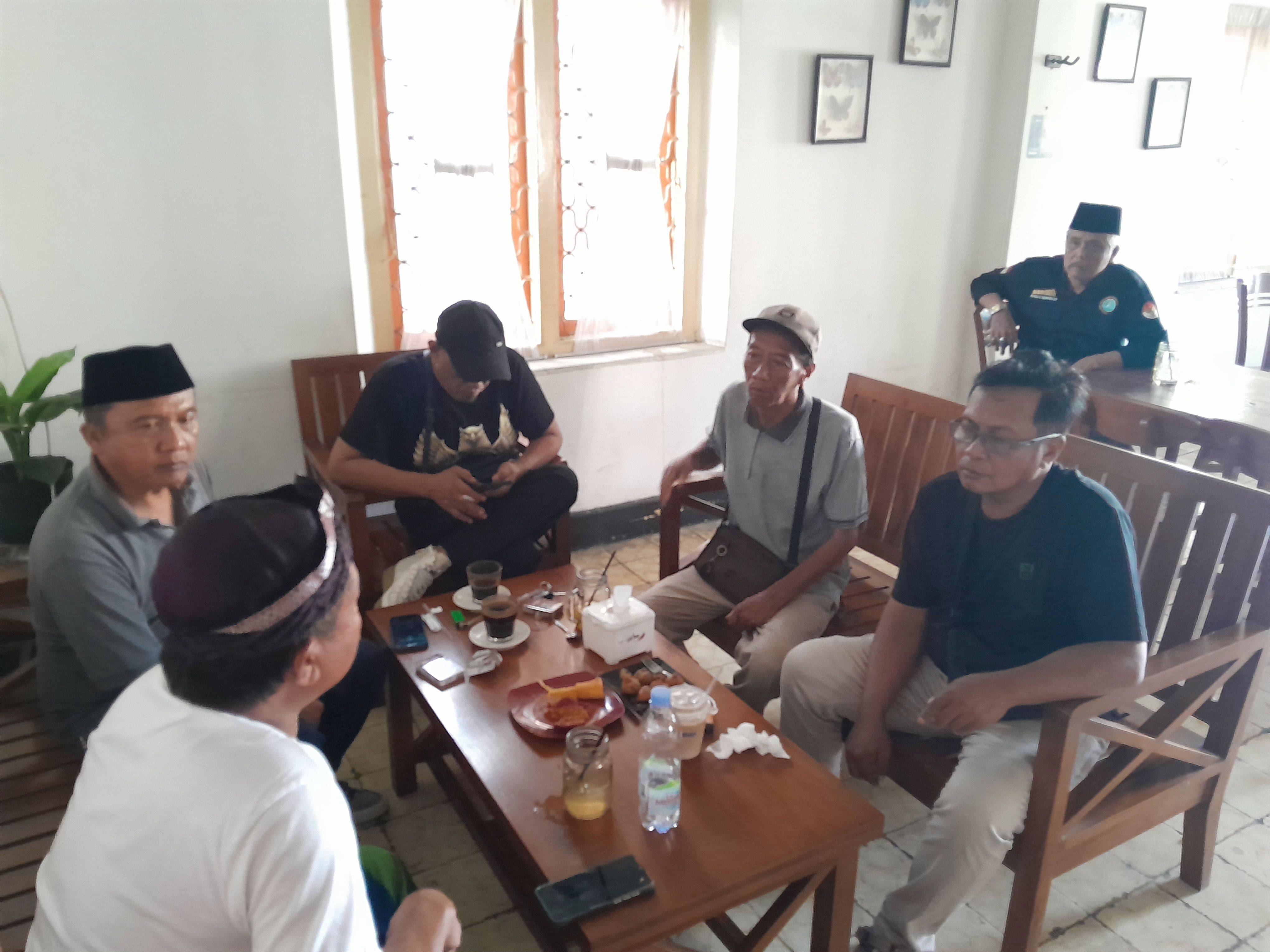 Himbauan Lisan KPK Dianggap Lemah, Ketua Umum Ormas Tapal Kuda Nusantara Desak Peraturan Tertulis dalam Diskusi Bulanan di Cafe Probolinggo